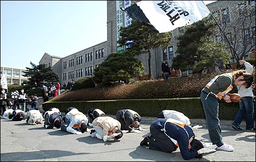 삼보일배 행렬이 대학 본관앞을 지나고 있다. 